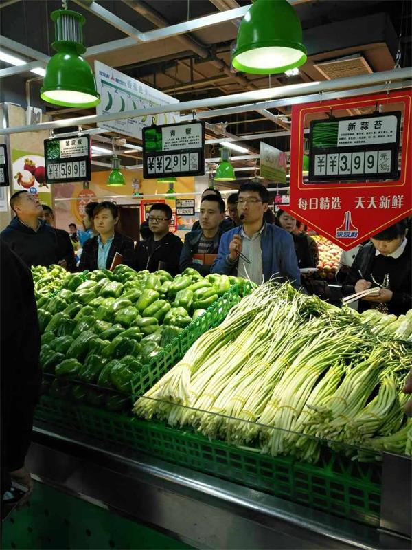 董事長(zhǎng)講解生動(dòng)化陳列1.jpg